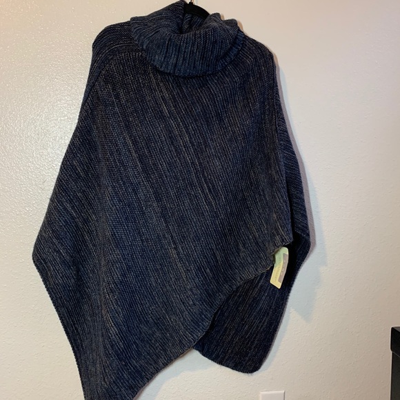 NWT cozy knit poncho - Picture 1 of 3